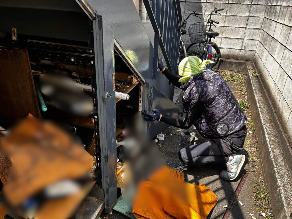 調布市P社階段下物置扉を外す