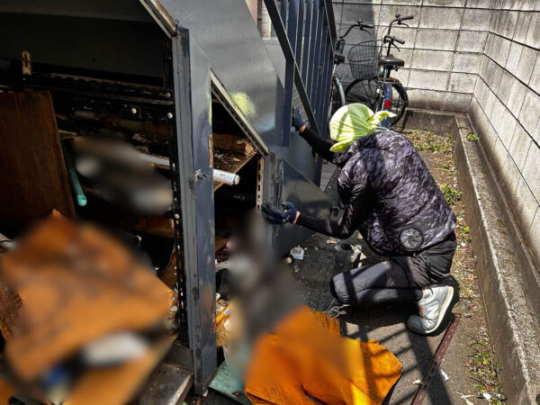 調布市P社階段下物置扉を外す