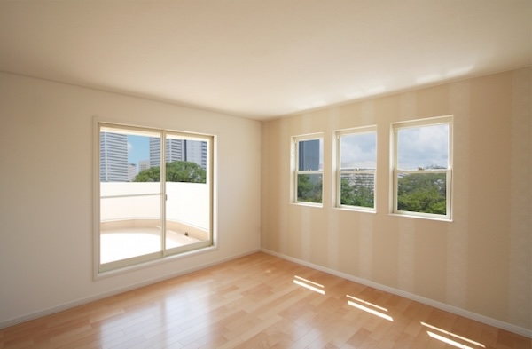 マンション室内の窓とバルコニー