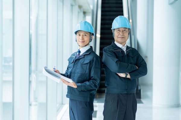 ビル内で調査・管理を行う施工スタッフ