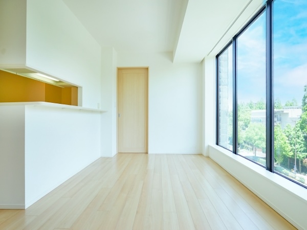 断熱・防音性能向上をイメージさせる室内の窓