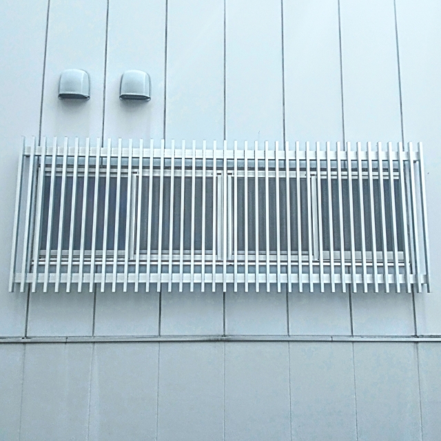 面格子が設置された窓