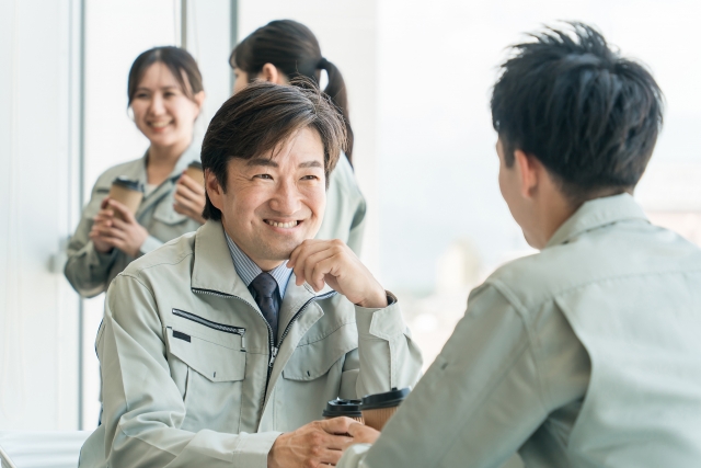 資格取得支援制度は、講習会、試験費用は会社が全額負担、社員全員にスマホ、PCを貸与、営業の方には社用車も貸与。ガソリン代、駐車場代も会社負担で、通勤も社用車でOK