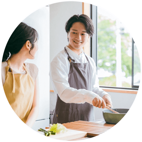 IHで料理をしている様子