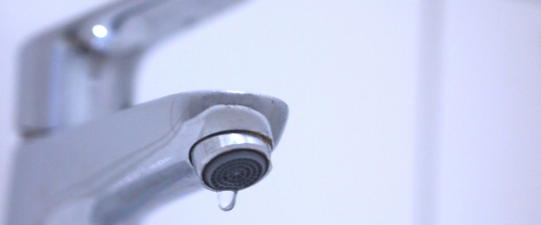 水が垂れている蛇口