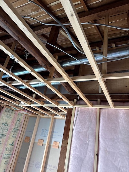 世田谷区T様所有アパート天井施工中1