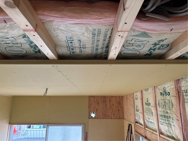 世田谷区T様所有アパート天井ボード施工中