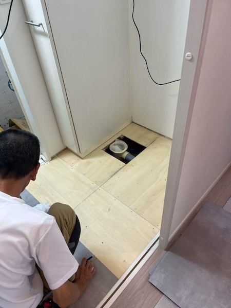 中野区N様マンション洗面床施工中