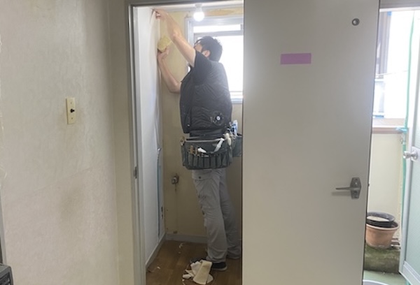 杉並区H様邸トイレクロス施工中