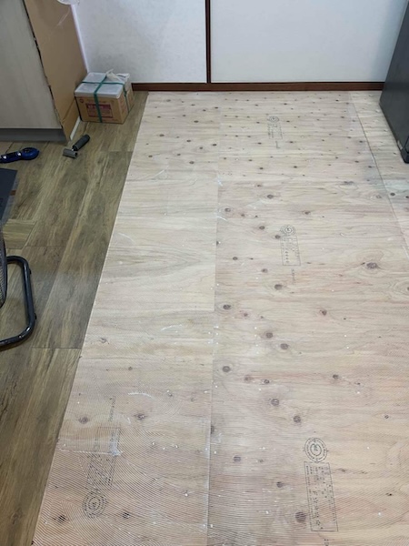 中野区I様邸施工中キッチンフローリング施工