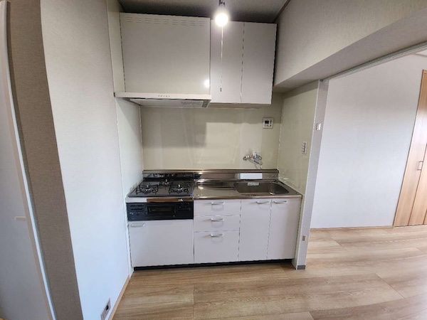 白を基調としたキッチンへ交換した杉並区のマンション