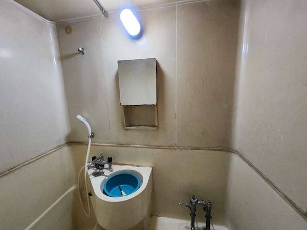 リフォーム前の浴室・洗面台・トイレが一体になった3点ユニットバス