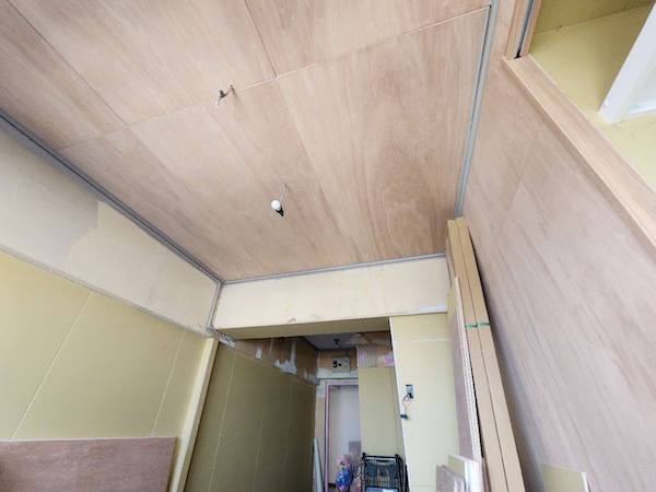 新しい下地材を施工したマンションの天井