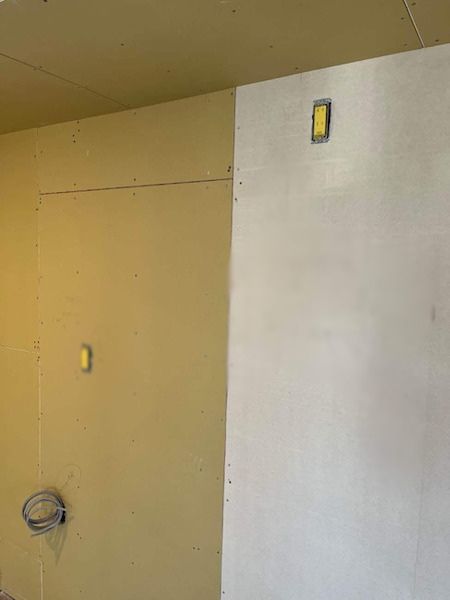 中野区I様邸マンション内装壁施工中