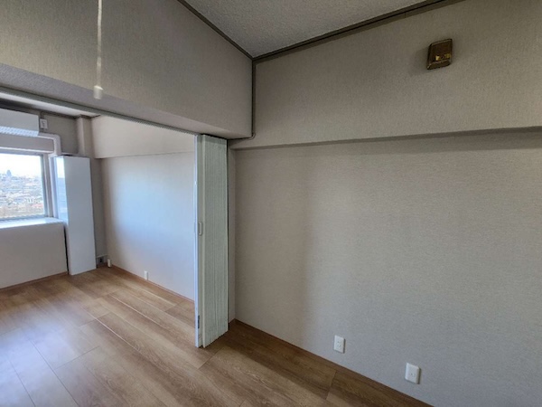 キッチンと居室の間に設置したアコーディオンカーテン