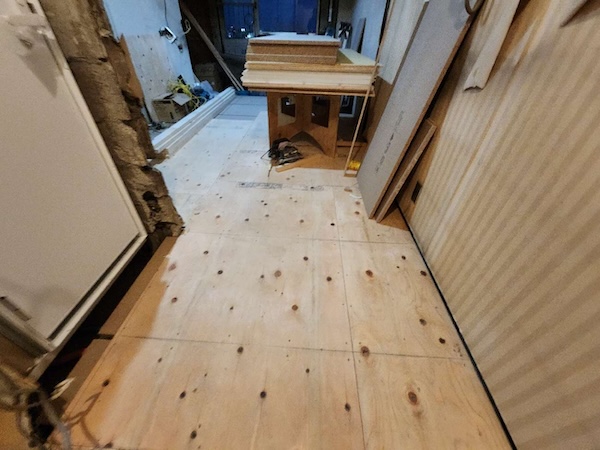 合板を施工して整えたマンションの床下地