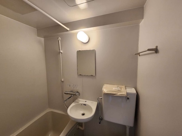 交換後の浴槽・洗面台・トイレが一体になった3点ユニットバス