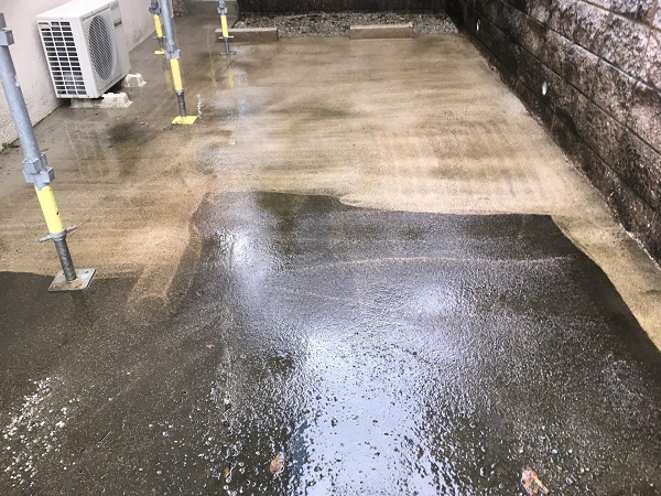 東京都世田谷区　屋根塗装　雨の日の高圧洗浄作業 (2)