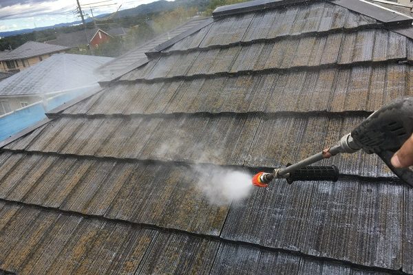 東京都世田谷区　屋根塗装　雨の日の高圧洗浄作業 (4)