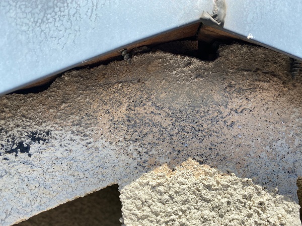 東京都杉並区　屋根カバー工法(重ね葺き工事)・コーキング工事　破風板廻りのコーキング劣化による雨漏り　ブリード現象 (1)