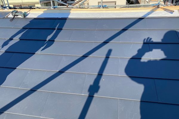 東京都杉並区　屋根カバー工法(重ね葺き工事)・コーキング工事　棟の撤去　ルーフィングの設置　ガルバリウム鋼板へ葺き替え