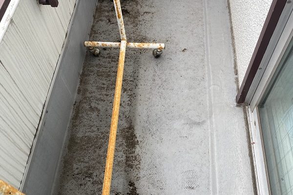 東京都杉並区　防水工事　ベランダ　軒天塗装　現場調査　床面の状態 (2)