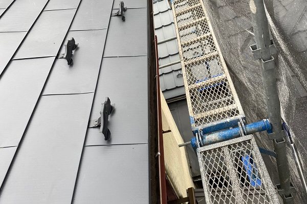 東京都杉並区　屋根カバー工法(重ね葺き工事)・コーキング工事　雪止めの設置　完工 (1)