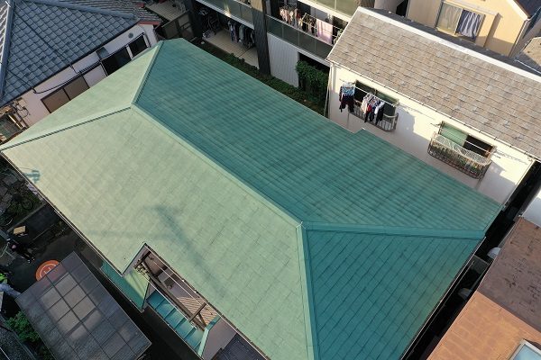 東京都杉並区　屋根塗装　事前調査　ドローン　棟板金の釘の浮き　屋根材の汚れ、カビ3