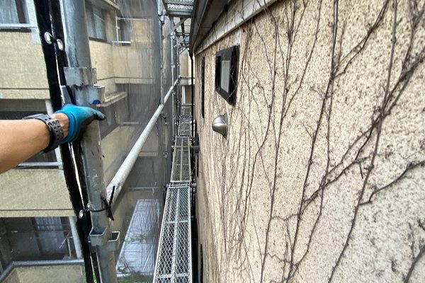 東京都世田谷区　外壁・屋根塗装等外装リフォーム　着工　近隣の方々へのご挨拶　急勾配屋根の足場設置
