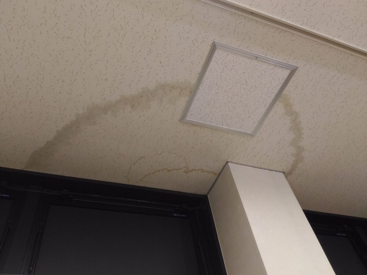 天井にできたシミは雨漏りが原因 予防策はある 中野区の雨漏り 屋根外壁塗装 株 ホームテックワン