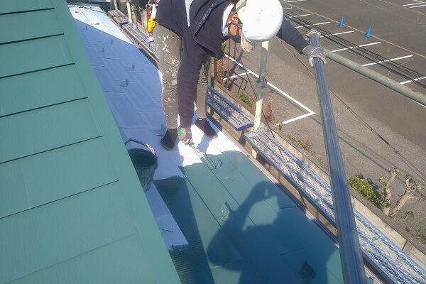 東京都中野区　T様邸　屋根塗装　破風板板金巻き　3度塗り　中塗りが必要な理由 (11)
