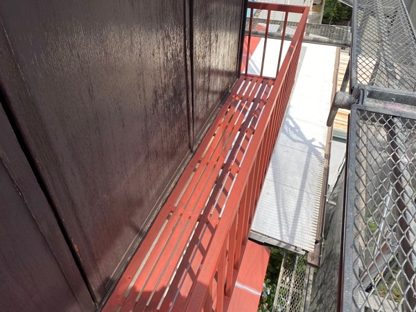 東京都世田谷区　K様邸　屋根塗装・付帯部塗装・劣化補修　金属製のベランダ、換気フードの塗装 (13)
