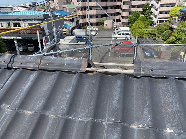 東京都足立区　M様邸　屋根葺き替え工事　施工前の状態　瓦表面の剥がれ、割れ　棟瓦の飛散 (7)