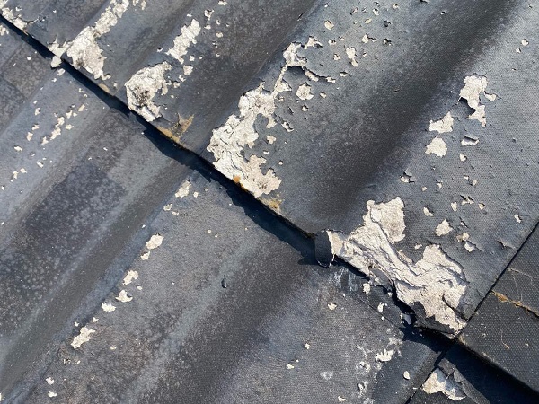 東京都足立区　M様邸　屋根葺き替え工事　施工前の状態　瓦表面の剥がれ、割れ　棟瓦の飛散 (4)