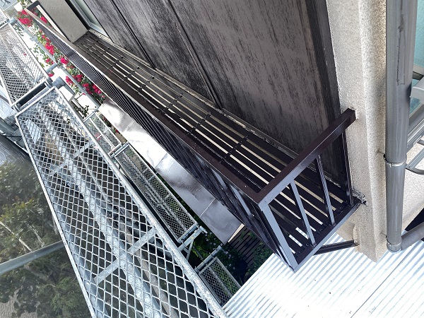 東京都世田谷区　K様邸　屋根塗装・付帯部塗装・劣化補修　金属製のベランダ、換気フードの塗装 (8)