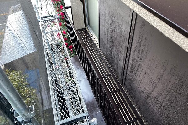 東京都世田谷区　K様邸　屋根塗装・付帯部塗装・劣化補修　金属製のベランダ、換気フードの塗装 (5)