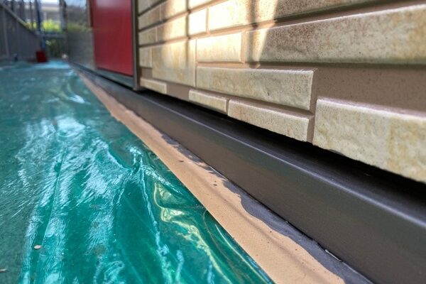 東京都大田区　アパート　屋根塗装・外壁塗装・付帯部塗装　水切り塗装、エアコンホースカバー塗装 (3)