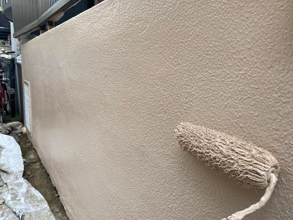 東京都北区　N様邸　雨漏り補修・屋根重ね葺き工事・外壁塗装　中塗り、上塗り　パーフェクトトップ (4)