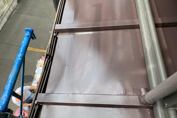 東京都北区　N様邸　雨漏り補修・屋根重ね葺き工事・外壁塗装　下屋の塗装　トタン