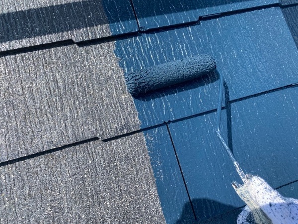 東京都世田谷区　Y様邸　屋根塗装・外壁塗装　屋根中塗り・上塗り　屋根は傾斜によって費用が異なります! (1)