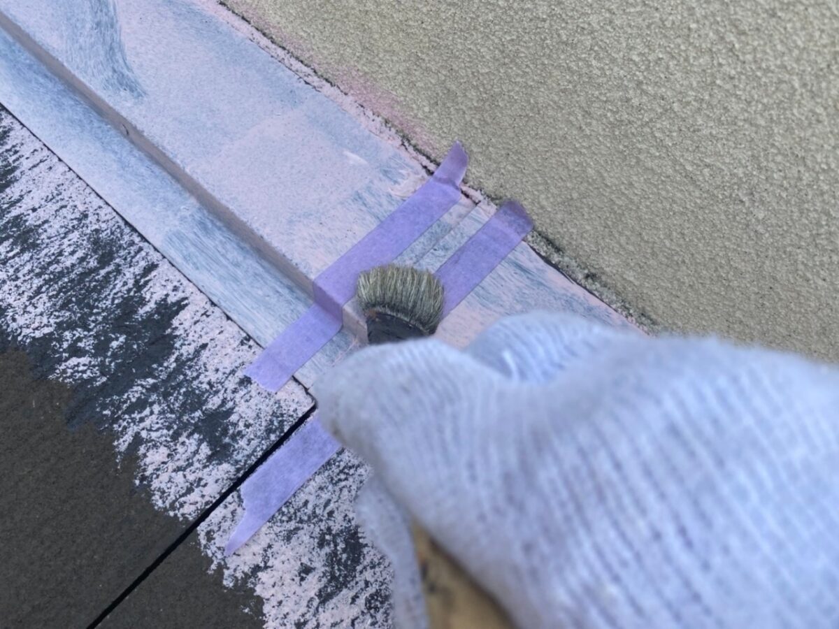東京都港区　Y様邸　屋根・外壁塗装工事　屋根板金　雨押さえのコーキング打設を行いました