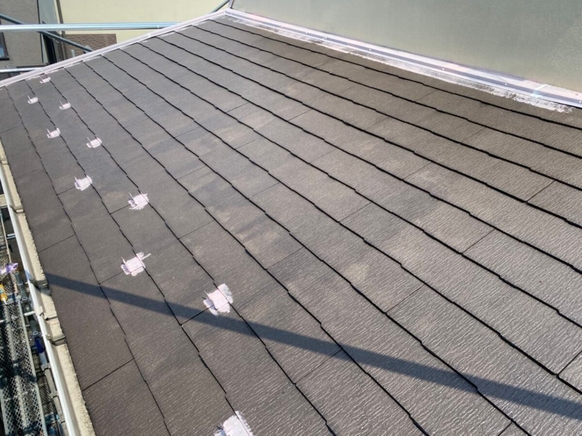 東京都港区　Y様邸　屋根・外壁塗装工事　スレート屋根と雪止めの下塗り