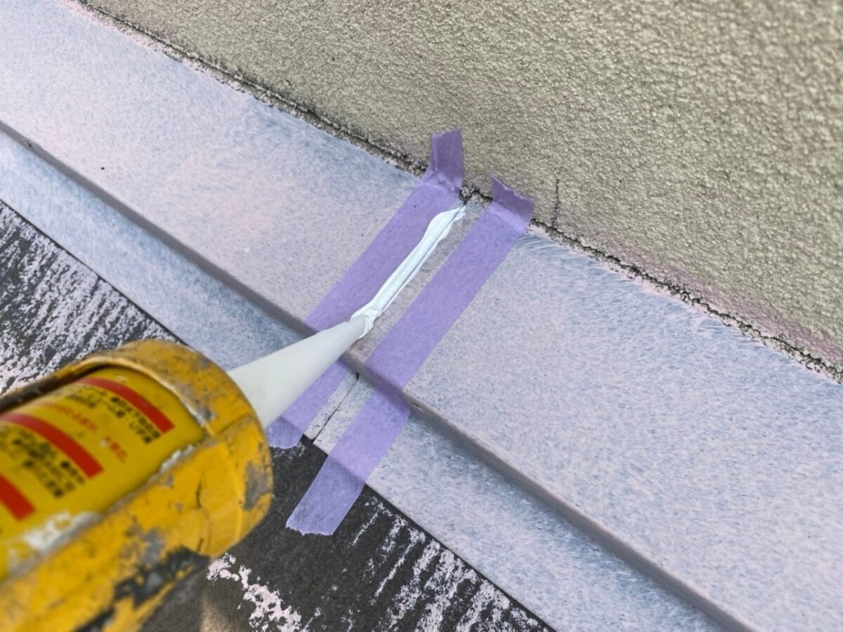 東京都港区　Y様邸　屋根・外壁塗装工事　屋根板金　雨押さえのコーキング打設を行いました