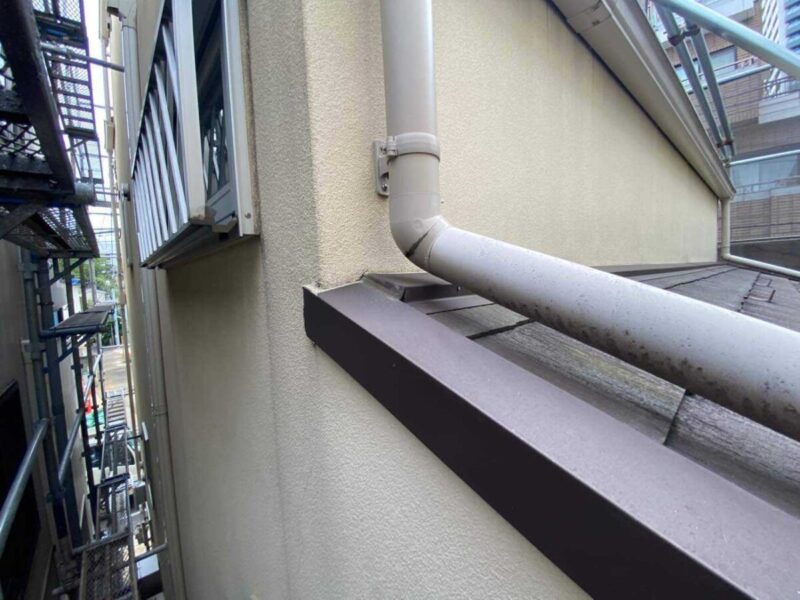 東京都港区　Y様邸　屋根・外壁塗装工事　取り合い部のコーキング打設工事