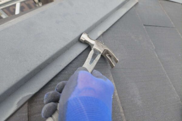 東京都中野区　D様邸　外壁・屋根塗装工事　棟板金の釘補修
