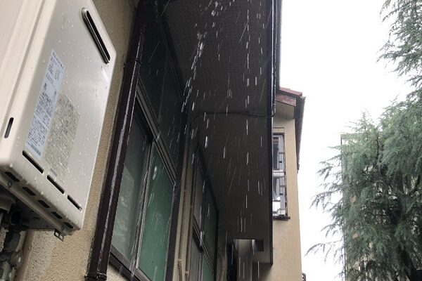東京都杉並区・S様邸　外壁塗装　雨樋の歪み、塗膜の剥がれ、ひび割れ (2)
