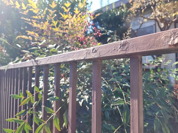 東京都杉並区・S様邸　外壁塗装　雨樋の歪み、塗膜の剥がれ、ひび割れ (1)