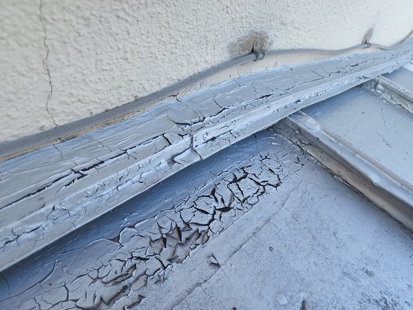 東京都杉並区・S様邸　外壁塗装　雨樋の割れ、塗膜の剥がれ、ひび割れ (1)
