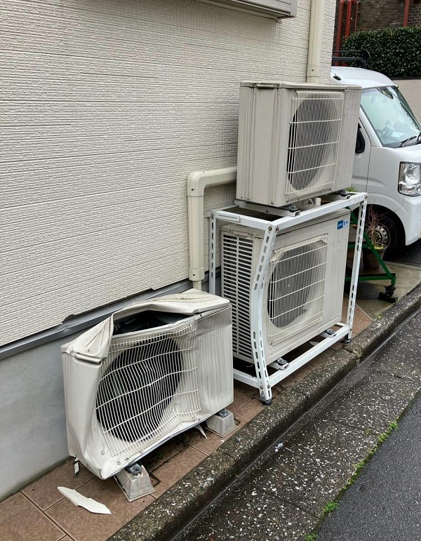 東京都世田谷区・T様邸　車が衝突した外壁・雨樋・エアコン室外機の現地調査 (2)