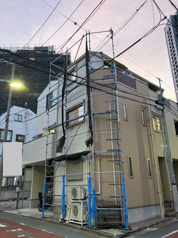 【施工中】東京都世田谷区・T様邸　車が衝突した外壁・雨樋・エアコン室外機の交換工事 (1)